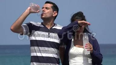 人们在炎炎夏日喝冷水